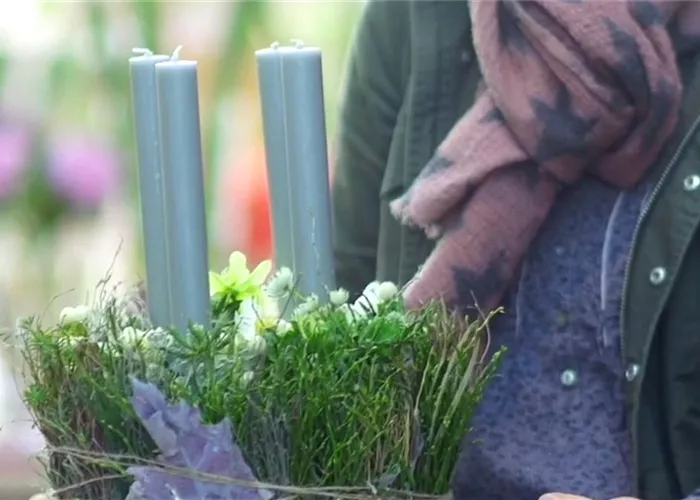 Blühenden Adventskranz selbst gestalten Blühenden Adventskranz selbst gestalten