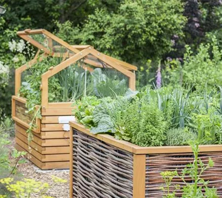 Hoch hinaus! Ein Hochbeet für Gemüse und Co. Hoch hinaus! Ein Hochbeet für Gemüse und Co.